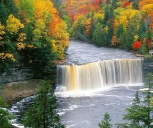 Rompicapo di Veduta di un fiume che va a una cascata